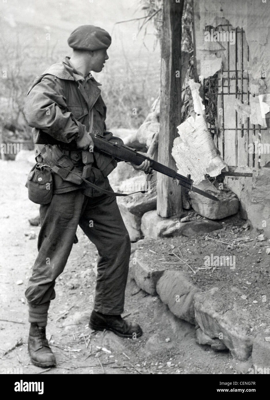 Royal Marine Commando in Aktion im Korea-Krieg bewaffnet mit einem amerikanischen Garand Gewehr. Stockfoto