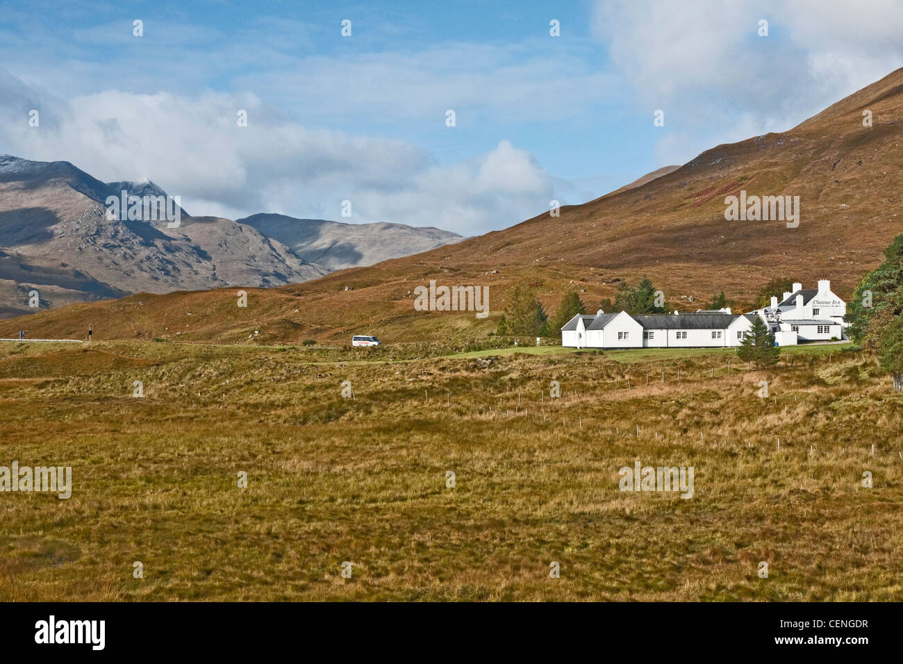 Cluanie Inn befindet sich am Ende des Loch Cluanie in Glen Shiel West Highlands Schottland Stockfoto