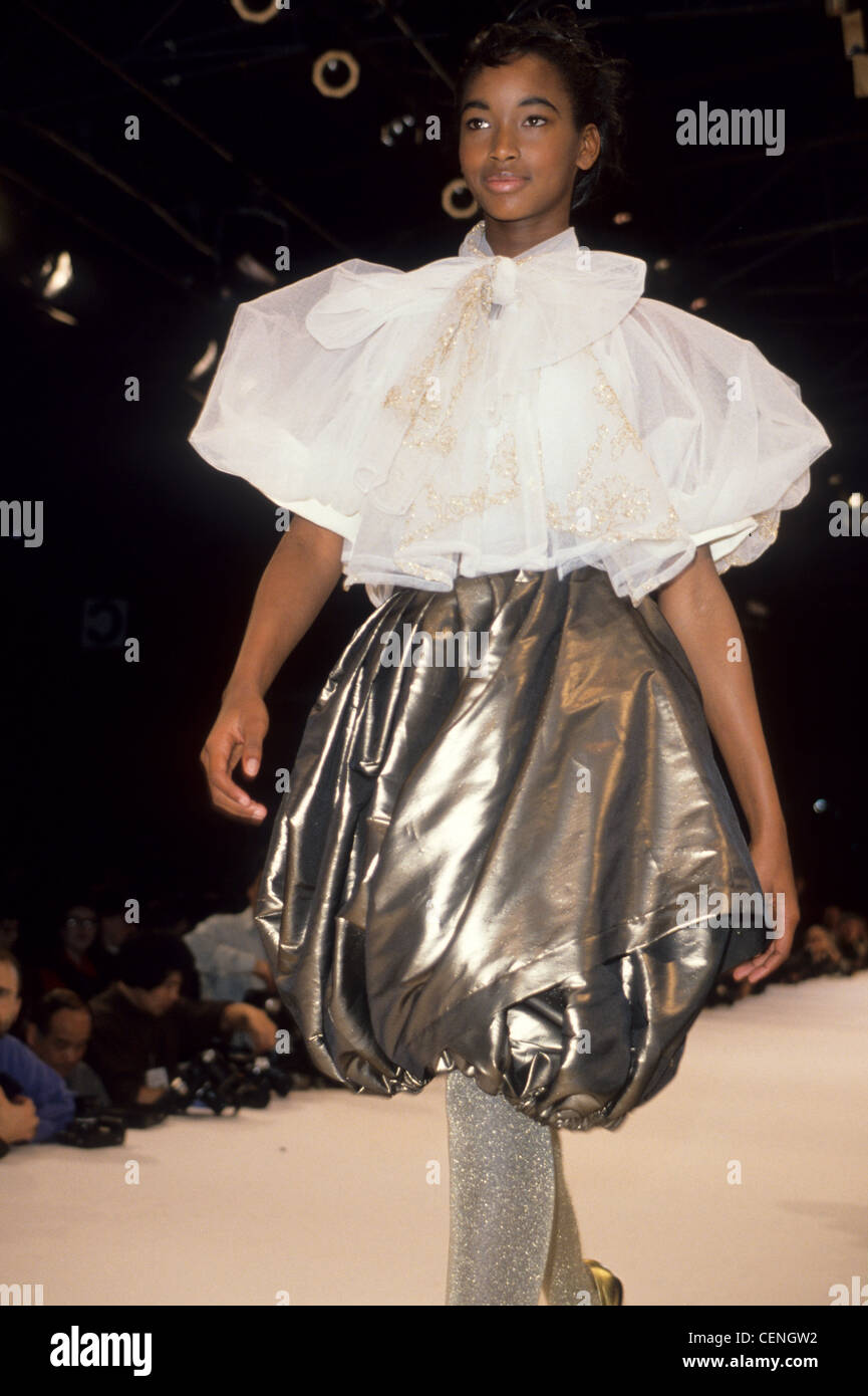 Commes de Garcons Frühling Sommer Modell tragen Rüschen weiß braun und Silber Puffball Rock Stockfoto