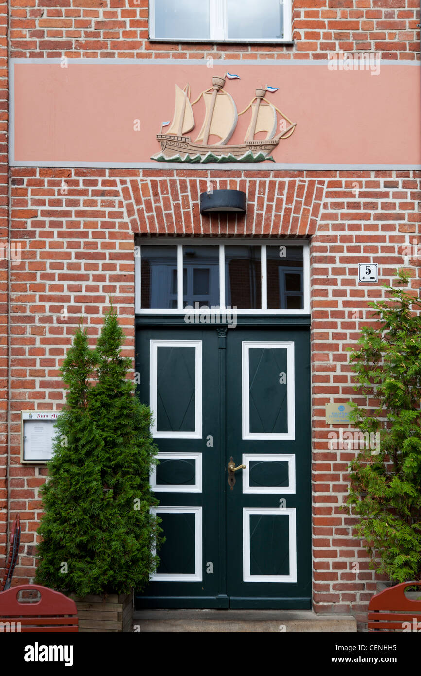 Holländischen Viertel Potsdam - Hollandisches Viertel. Rote Backsteinhaus mit gemalten Fresko und grünen und weißen Tür Stockfoto