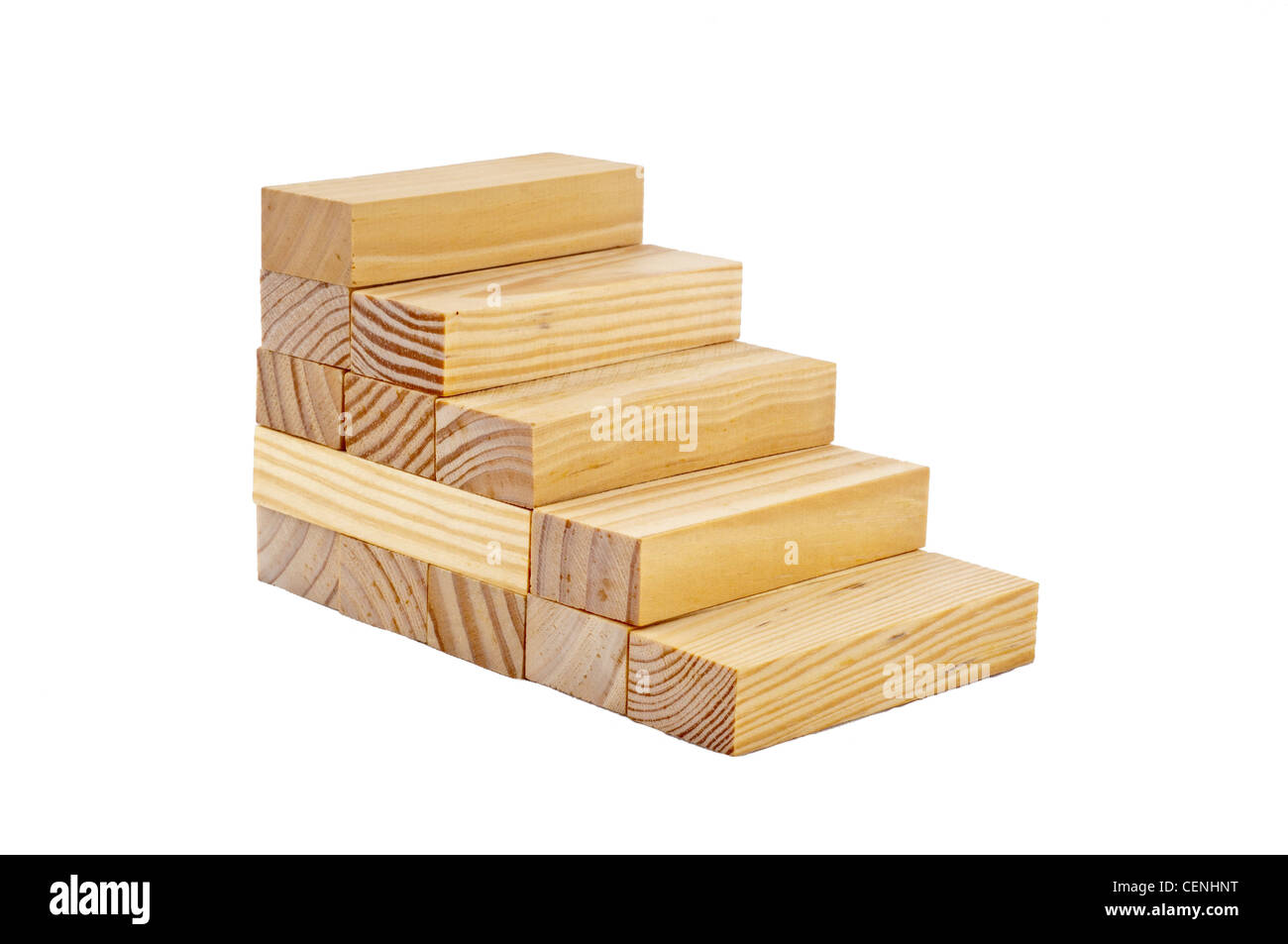 Holztreppenmodell isoliert auf weißem Hintergrund, natürliche Kiefernholzblöcke in aufsteigender Stufenbildung gestapelt Stockfoto