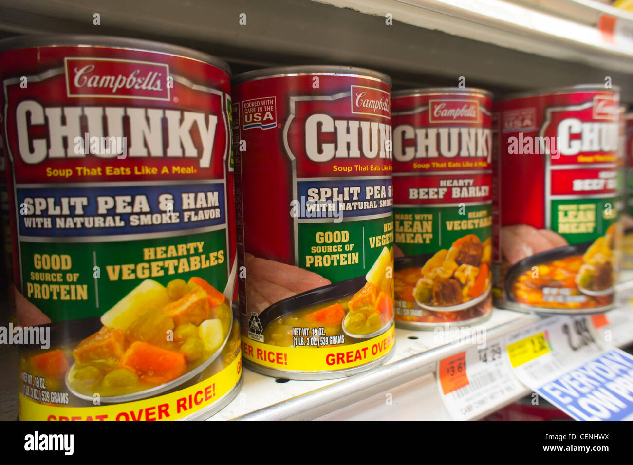 Dosen von Campbells chunky Stil Suppe in einem Supermarkt in New York gesehen werden Stockfoto