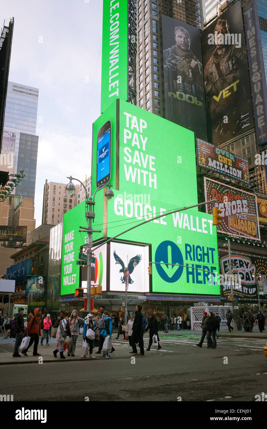 Die riesige beleuchtete Videoanzeige fördert den Einsatz von Google Wallet für Einkäufe Stockfoto