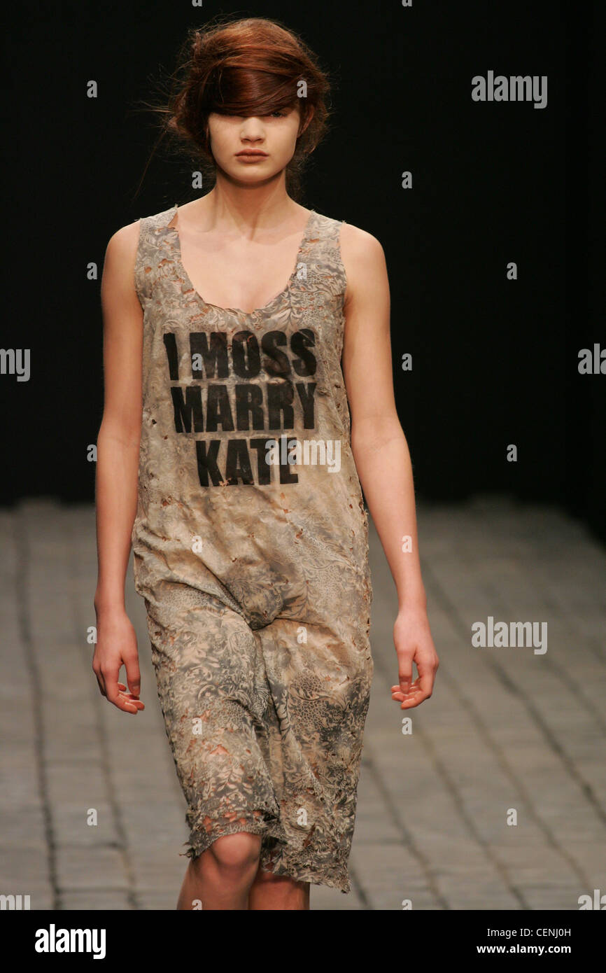 Robert Cary Williams London bereit zu tragen-Herbst-Winter 'Ich heiraten Kate Moss' Motto Pinafore dress Stockfoto