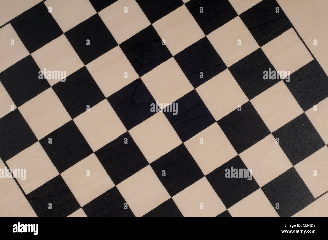 Klassisches Schwarz-weiß-Schachbrett auf Holzoberfläche – Spielbrett-Textur Stockfoto