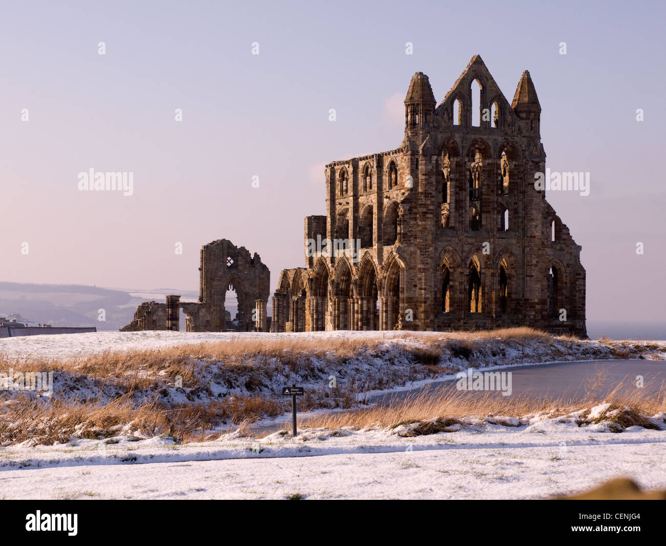 Die Ruinen von Whitby Abbey North Yorkshire England im verschneiten Winterwetter Stockfoto