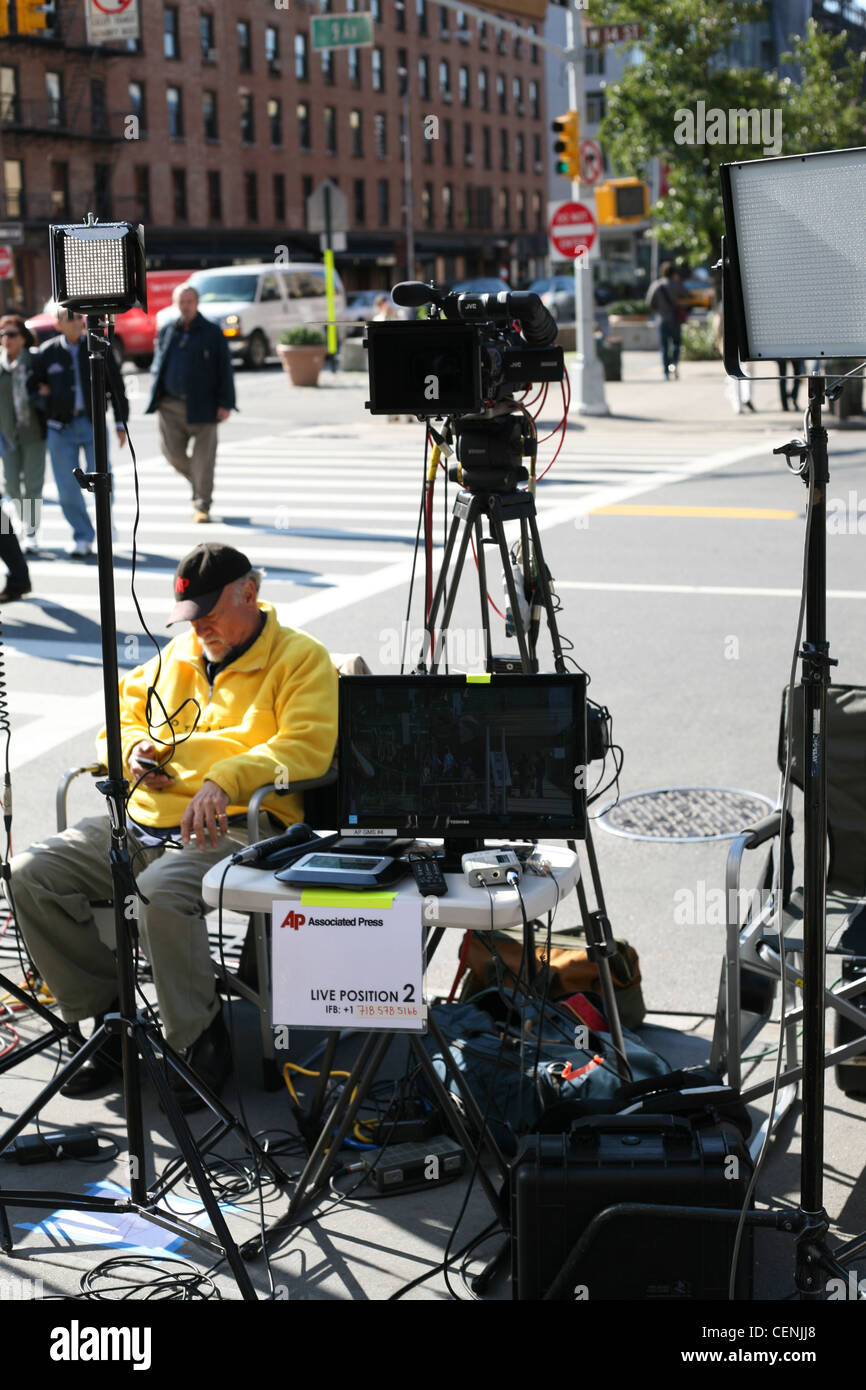 Verbundene Presse-Team richten Sie außerhalb der 14. Straße Apple Store in New York Bericht über den Tod von Steve Jobs Stockfoto