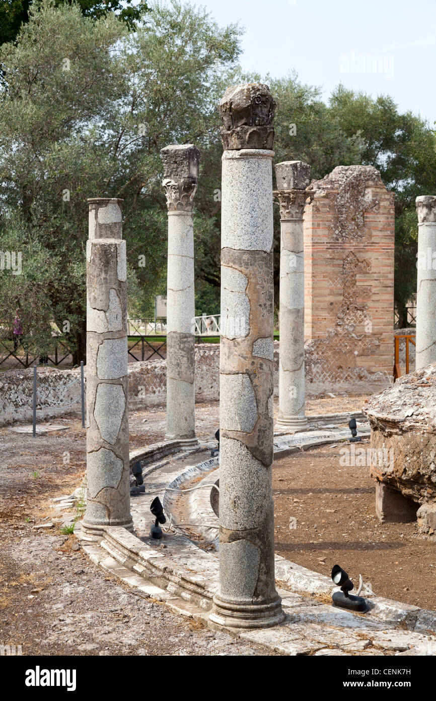 Säulen-Casino mit halbkreisförmigen Arkaden in Hadrians Villa, Tivoli, Italien Stockfoto