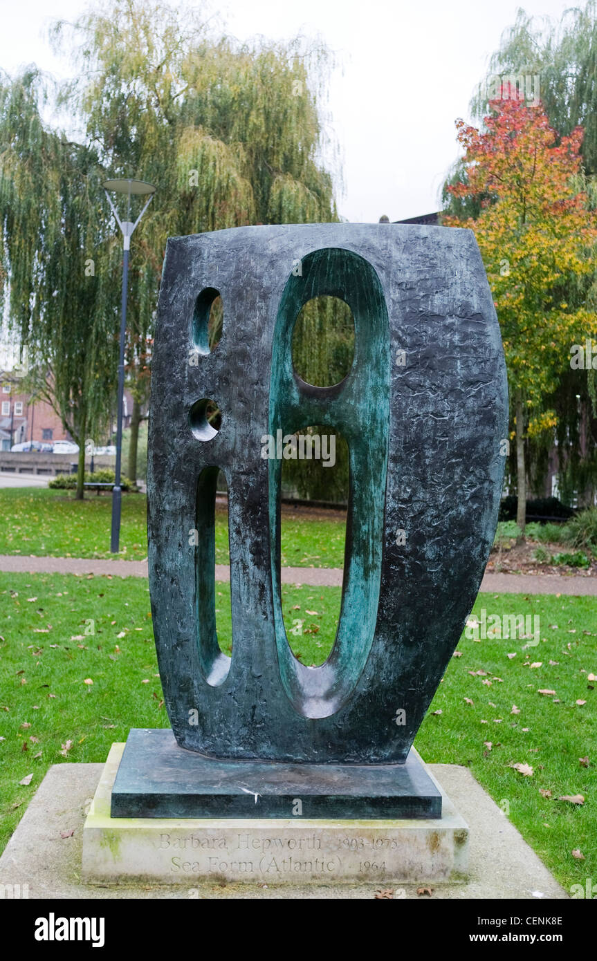 Barbara Hepworth Skulptur in St. Georges Street, Norwich, Norfolk, Großbritannien Stockfoto