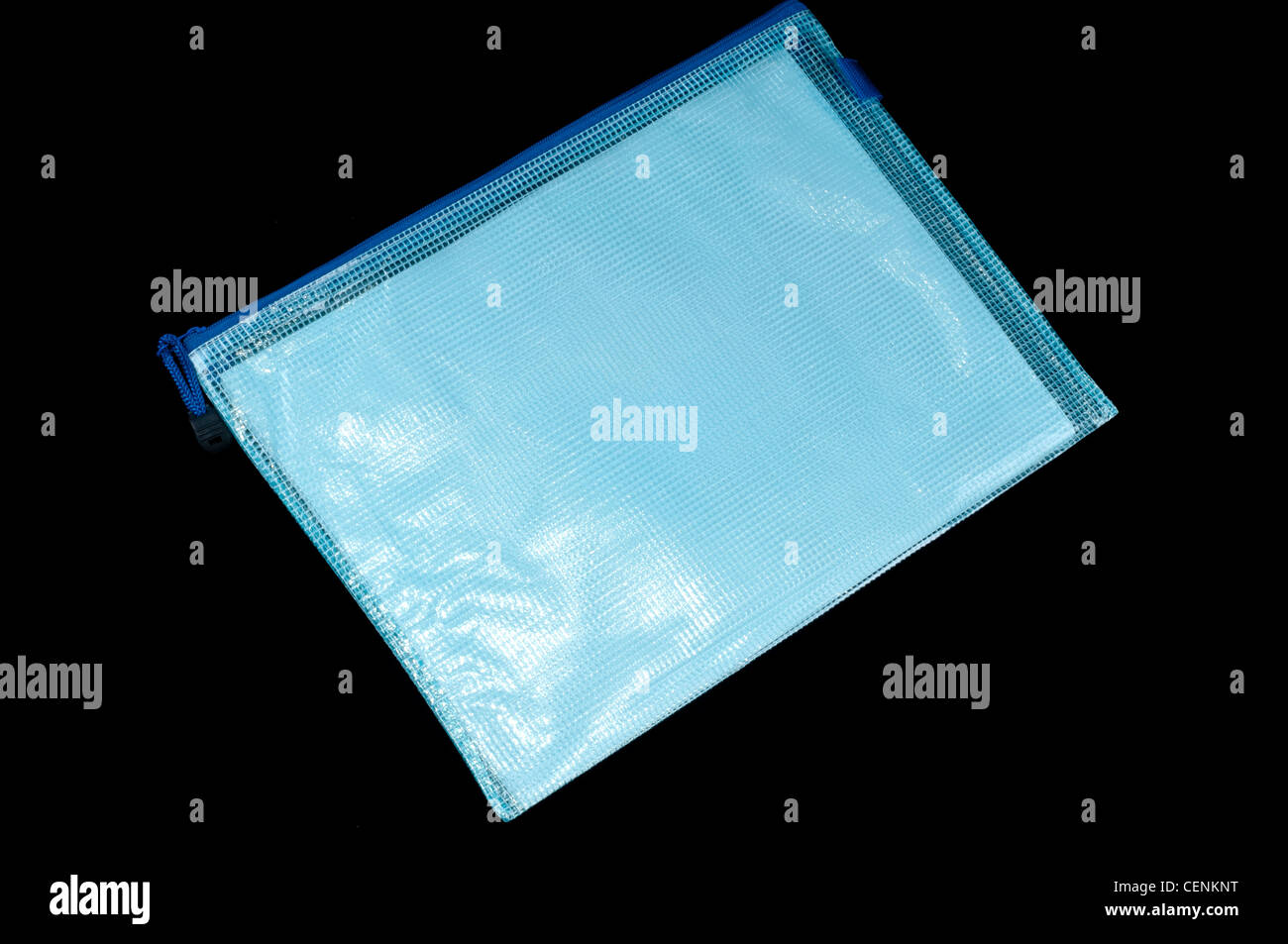 Blaue transparente Tasche mit Reißverschluss für Dokumente, die auf schwarzem Hintergrund isoliert sind Stockfoto