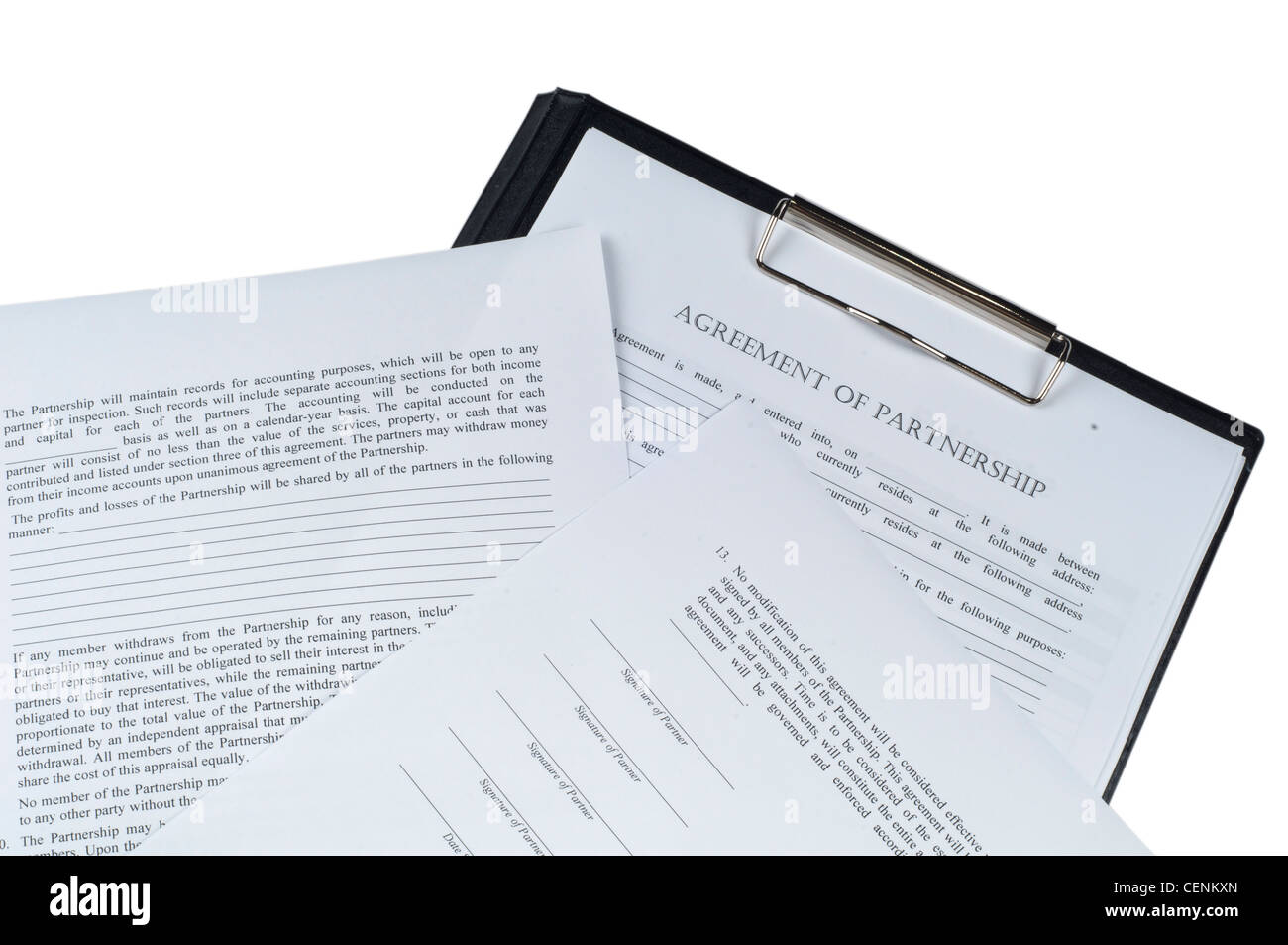 Mehrere Seiten mit offiziellen Vereinbarungen und Geschäftsverträgen, die in einer Zwischenablage gespeichert werden und die Verwaltung, Unternehmensdokumentation und rechtliche Dokumente darstellen Stockfoto