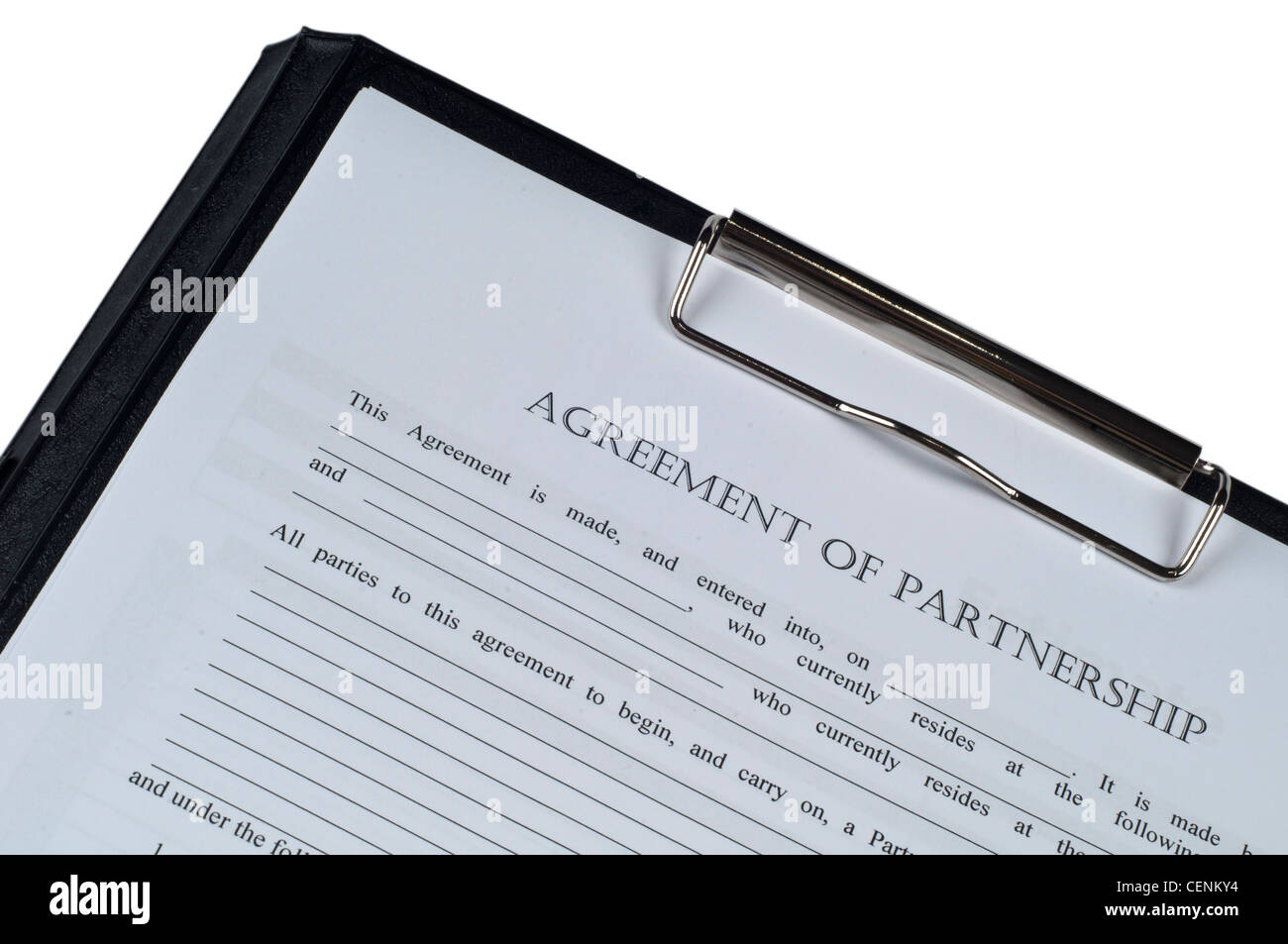Detaillierte Ansicht eines formellen Partnerschaftsvertrags, der in einer Zwischenablage gespeichert ist und als Symbol für Rechtsdokumentation, unternehmensinterne Papiere und professionelle Dokumente dient Stockfoto