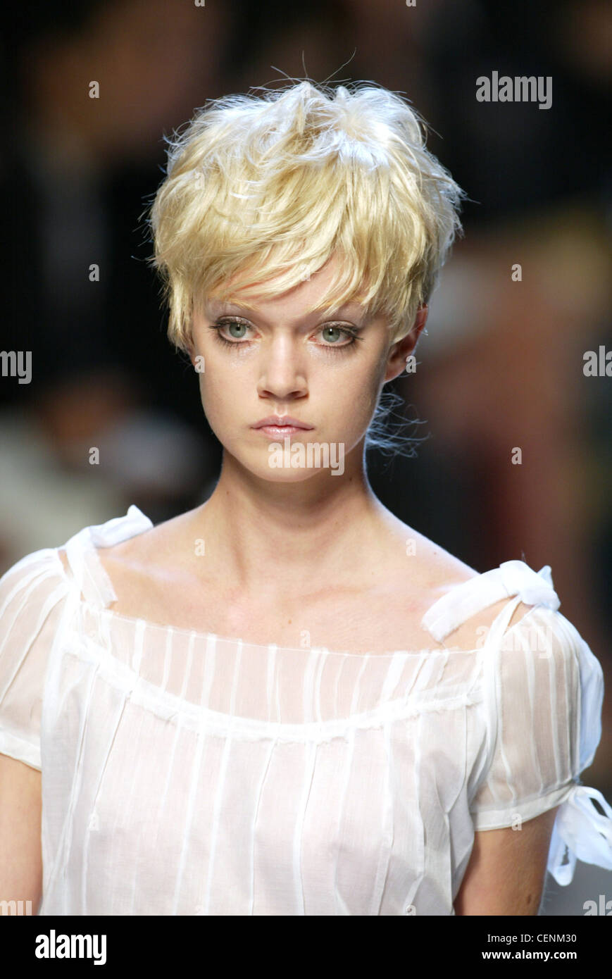 Philosophie Mailand bereit zu tragen S S Sixties Style: Blonde Modell mit Fransen Kurzhaarschnitt Haare zerzaust Stockfoto