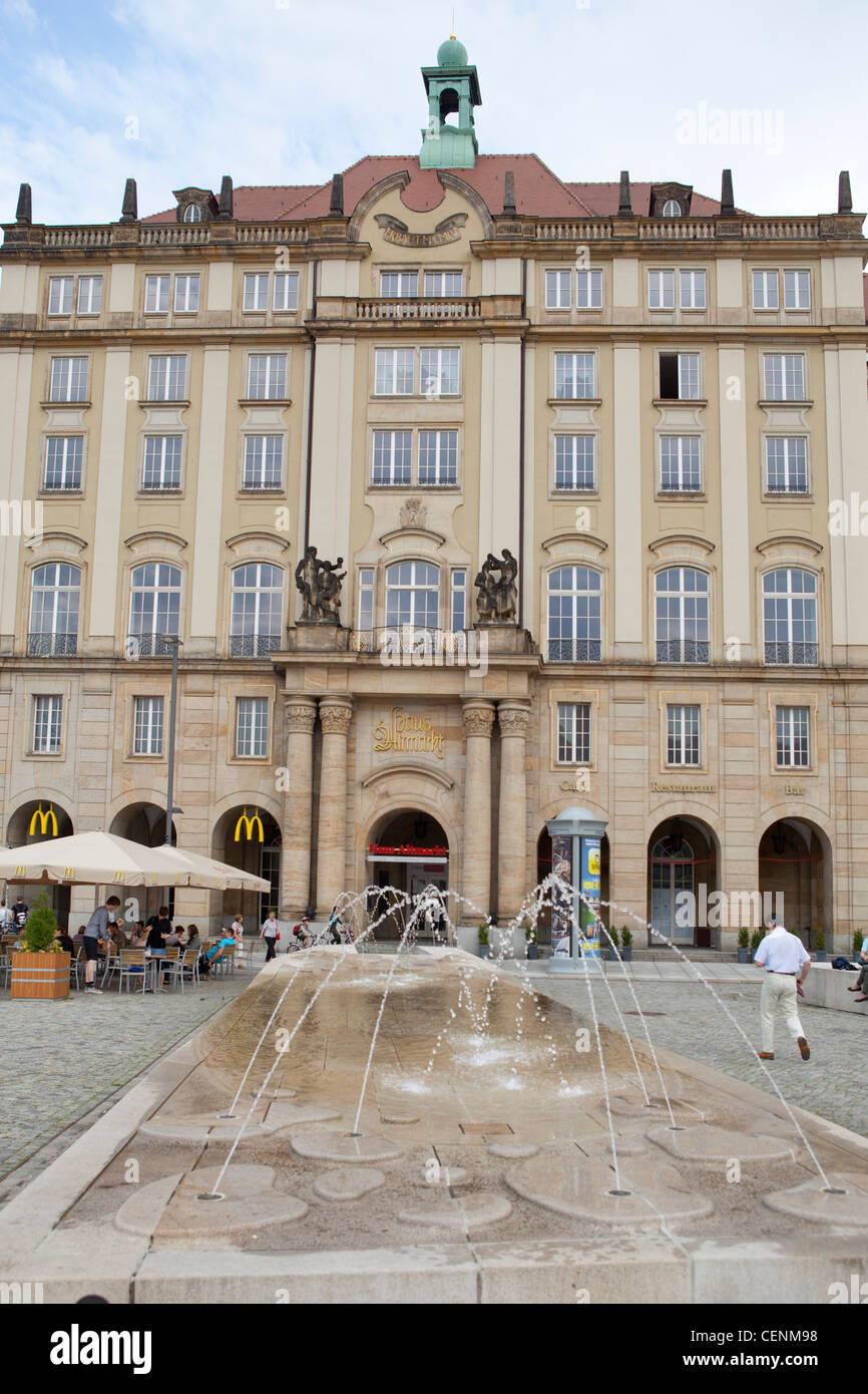 Fassade des Hotels und Mc Donald in Dresden, Sachsen, Deutschland Stockfoto