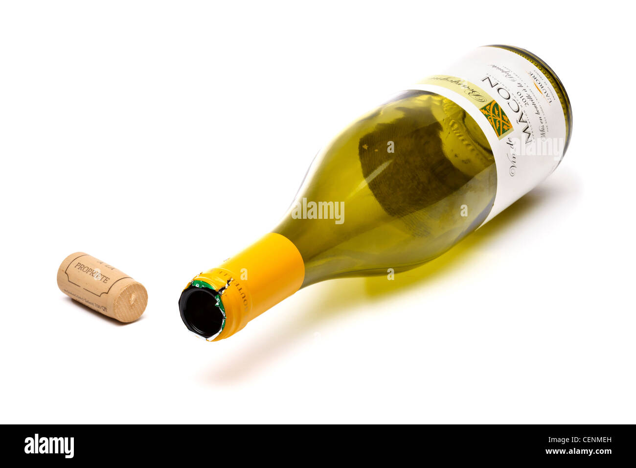 Leere Weinflasche liegend Stockfoto