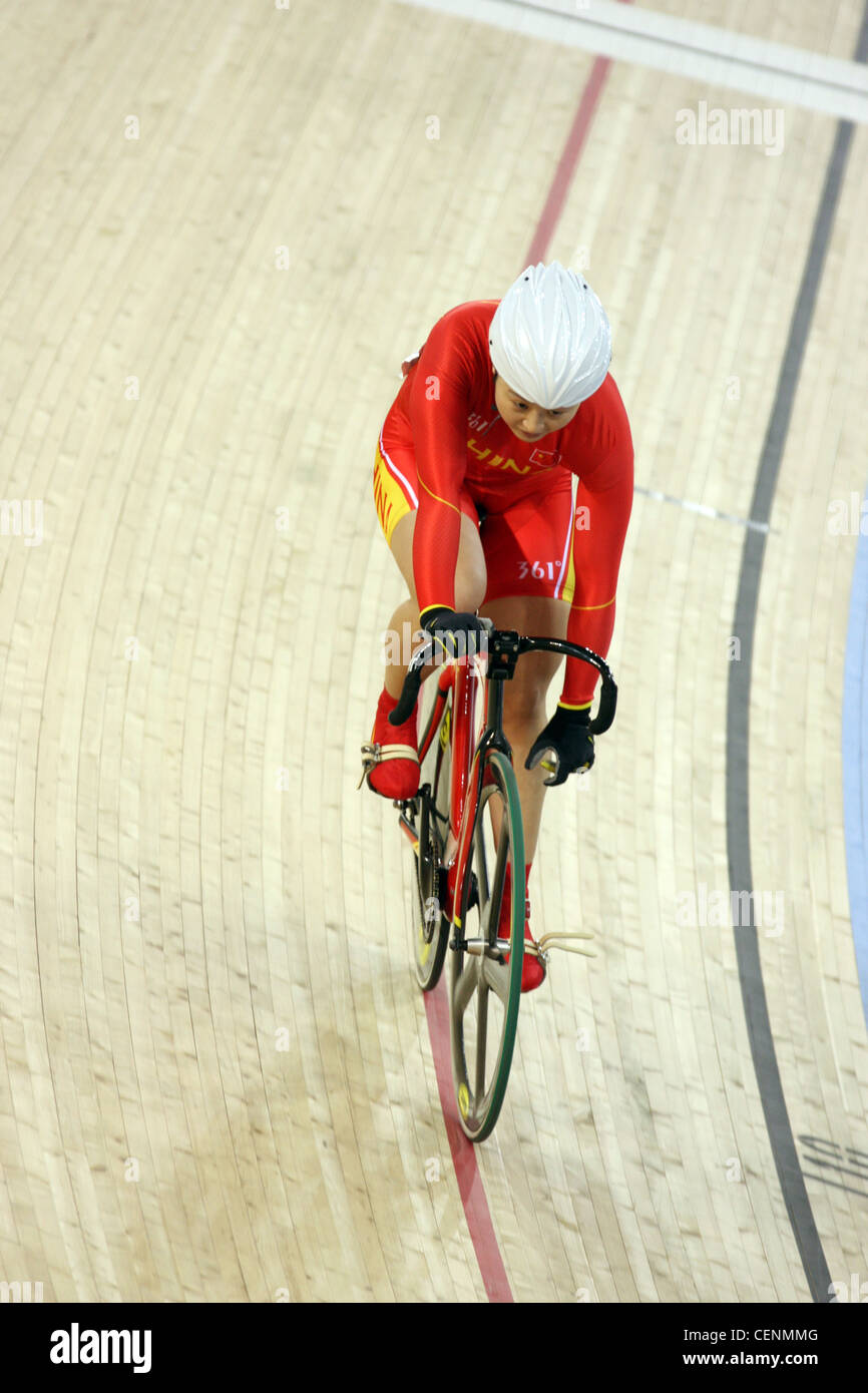 Shuang GUO (CHN) in der Frauen Sprint Halbfinale bei der UCI-Bahnrad-World Cup Velodrom. Stockfoto