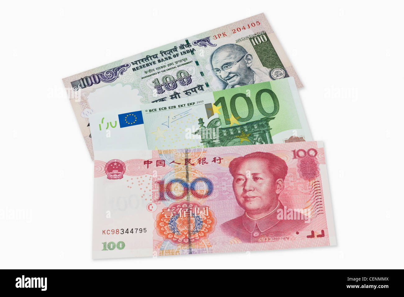 Drei Rechnungen Wert 100 indische Rupien, 100 Euro und 100 chinesische Yuan liegen nebeneinander. Stockfoto
