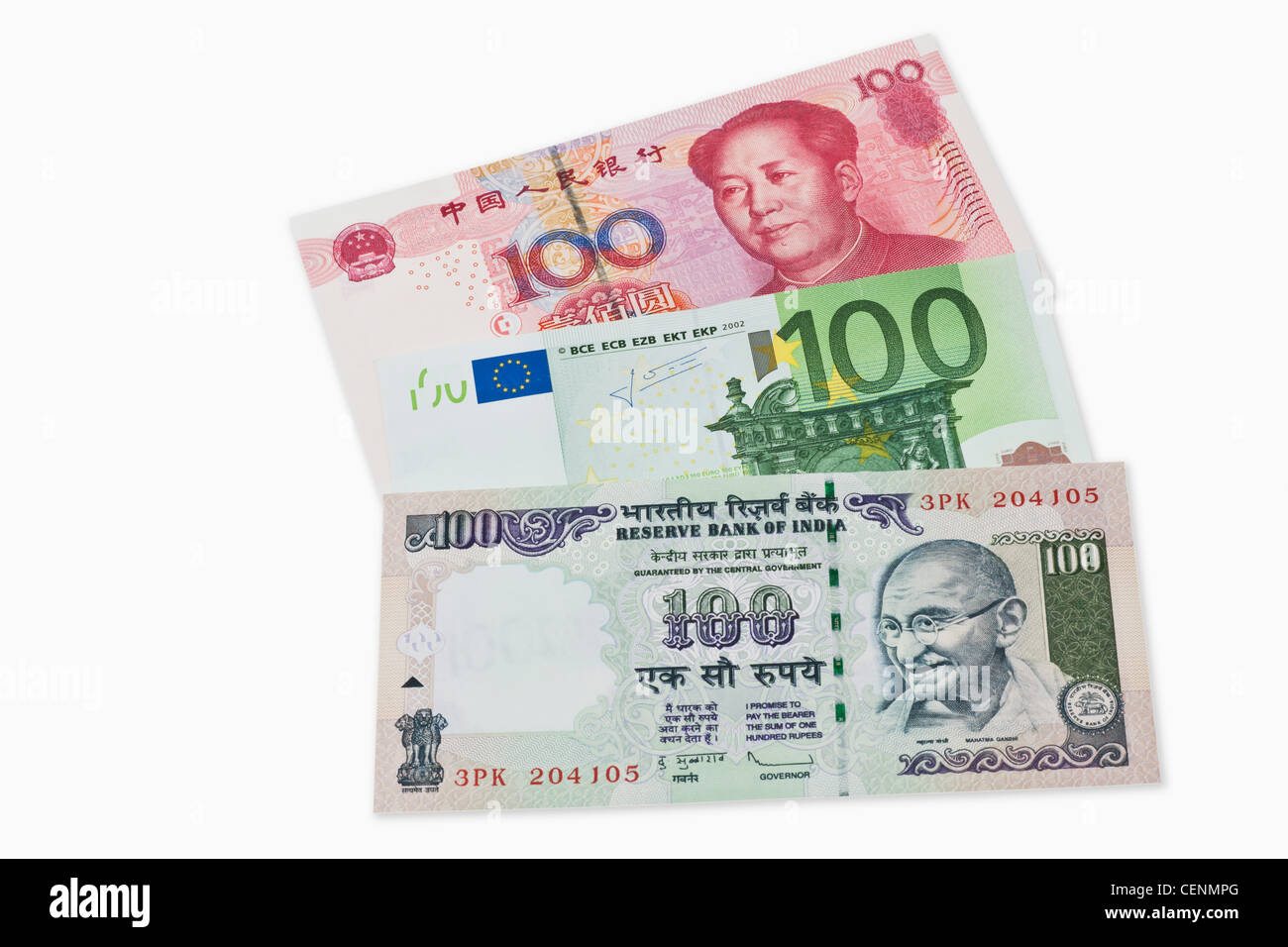Drei Rechnungen Wert 100 indische Rupien, 100 Euro und 100 chinesische Yuan liegen nebeneinander Stockfoto