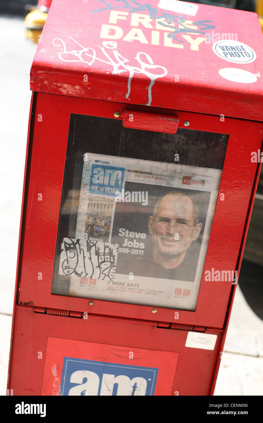 Zeitung-Automaten mit der AM New York zeigt die Überschrift Steve Jobs 1955-2011 Stockfoto