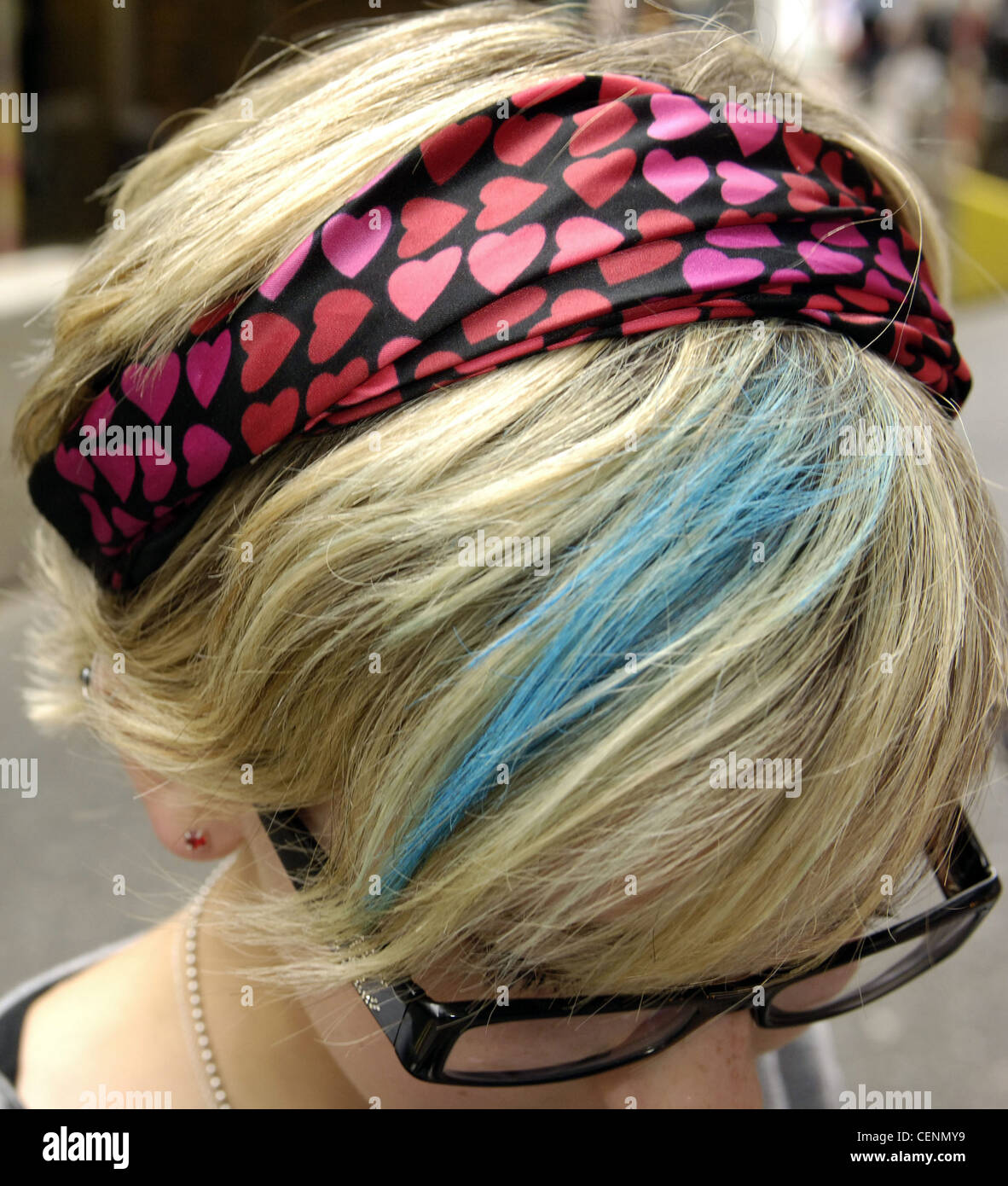 Street Fashion: Nahaufnahme der Scheitel der weiblichen kurzen blonden  Haare gefärbt blauen Streifen tragen Kopftuch rosa und roten Herzen  Stockfotografie - Alamy