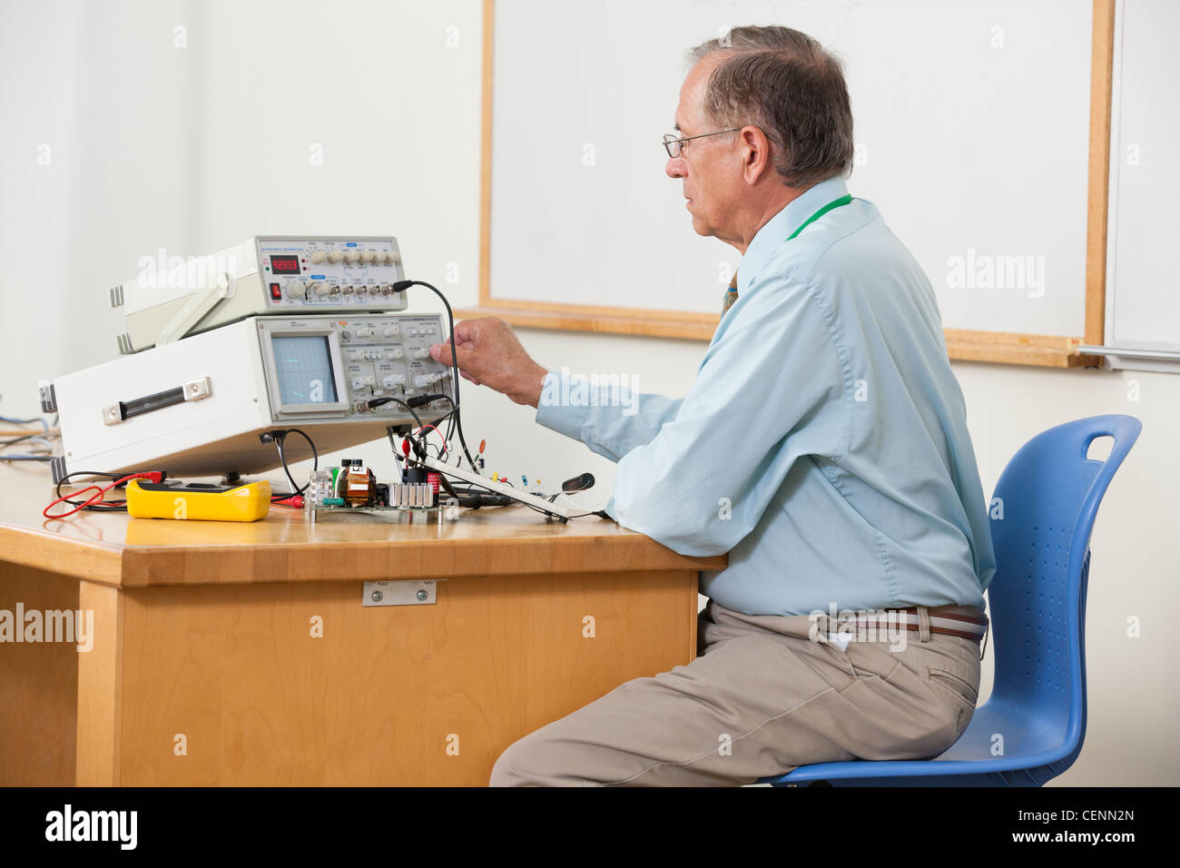 Professor Oszilloskop Auslösung Ebene in Elektronik-Klasse anpassen Stockfoto