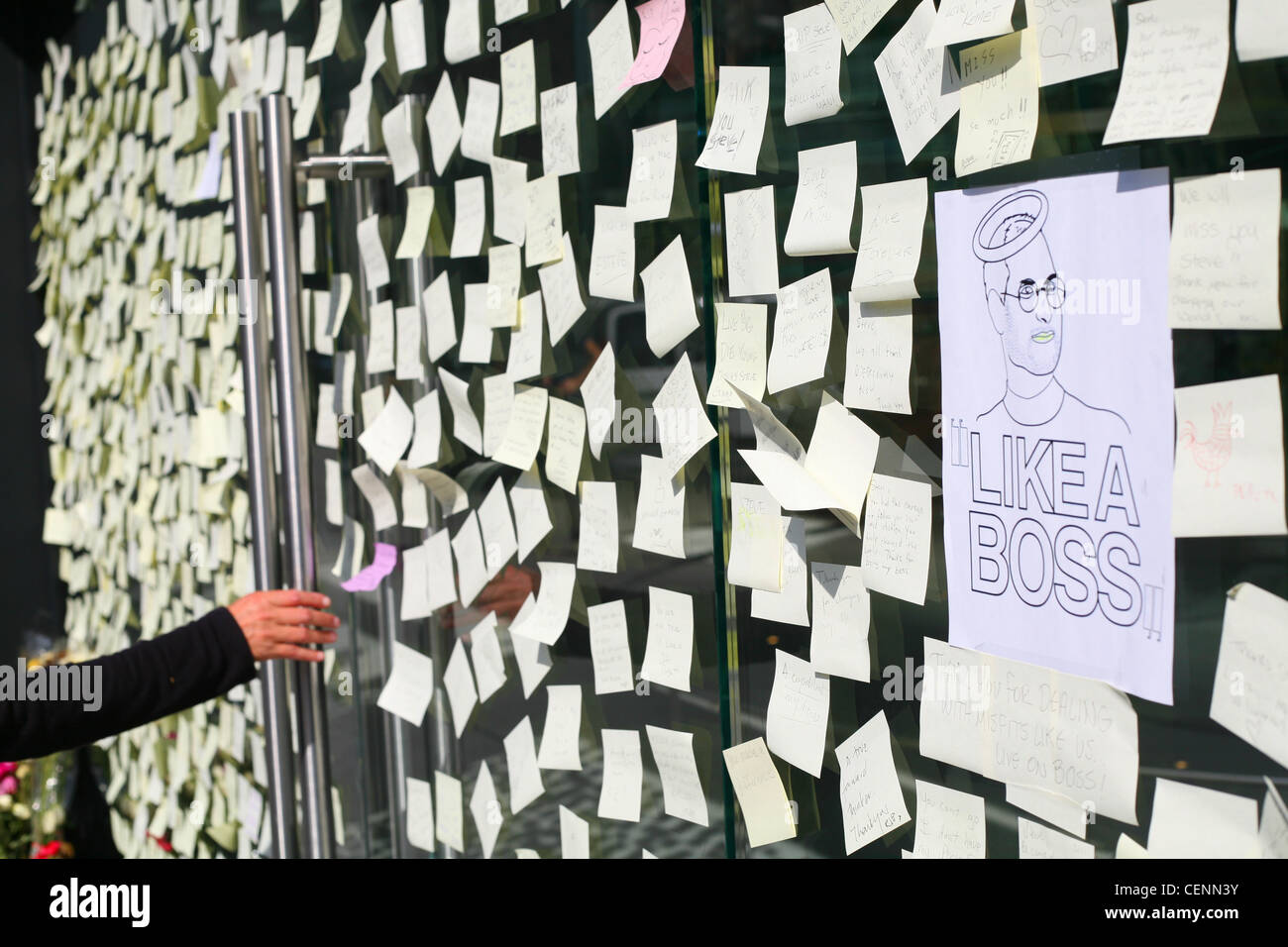 Post-It Zettel mit Nachrichten im Fenster der 14. Straße Apple Store nach dem Tod von Steve Jobs Stockfoto