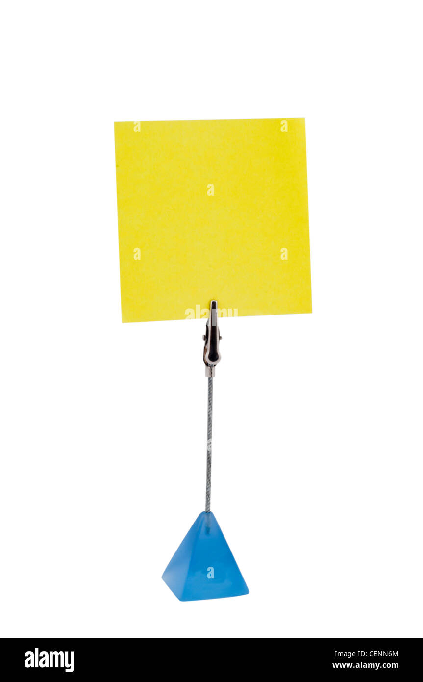 Eine einzelne gelbe Haftnotiz, die aufrecht auf einem blauen Halter gehalten wird. Perfekt für Erinnerungen im Büro, Schreibtische oder kreative Konzepte am Arbeitsplatz. Stockfoto