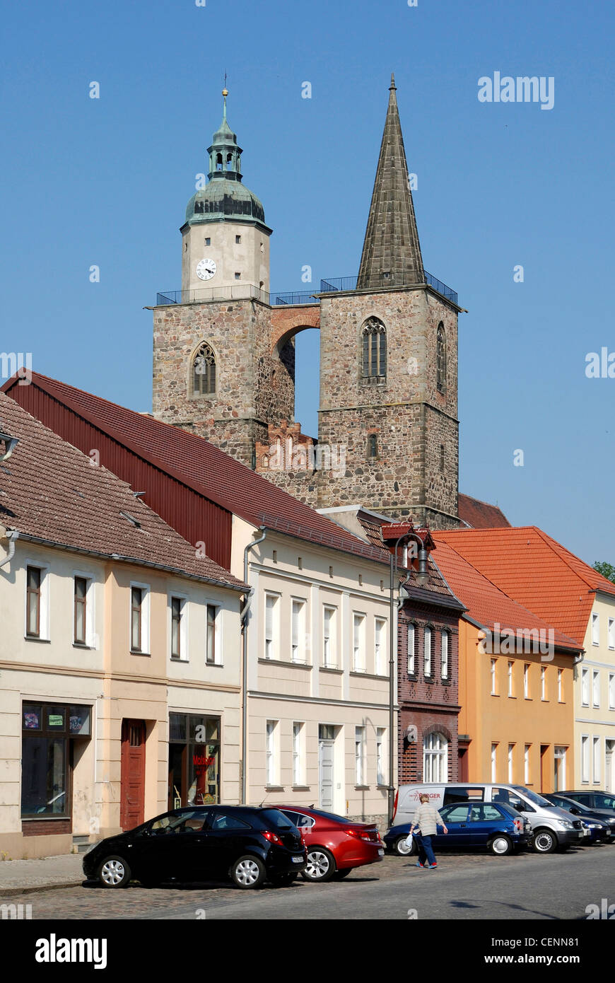 Kirche St. Nikolai in Jüterbog mit Bürgerhäusern. Stockfoto