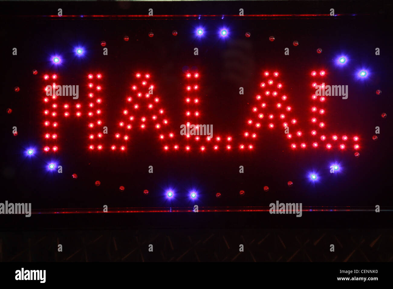 Beleuchtete Halal-Fleisch-Shop anmelden. Stockfoto