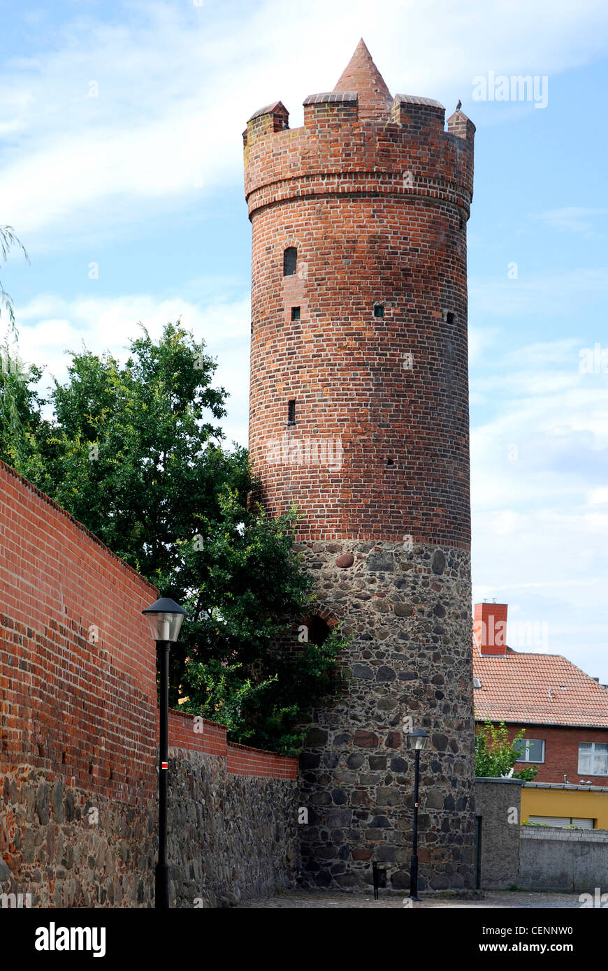 Stadtmauer von Jüterbog mit dem Tor Frauentor im historischen Zentrum der Stadt Brandenburg. Stockfoto