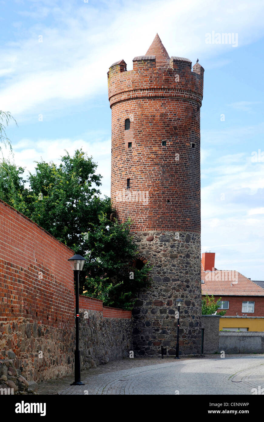 Stadtmauer von Jüterbog mit dem Tor Frauentor im historischen Zentrum der Stadt Brandenburg. Stockfoto