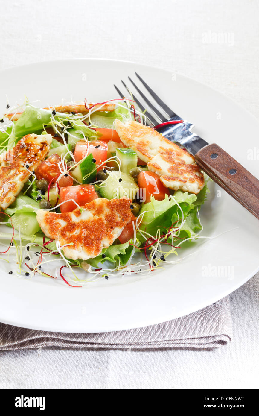 Salat mit Halloumi und Sprossen Stockfoto