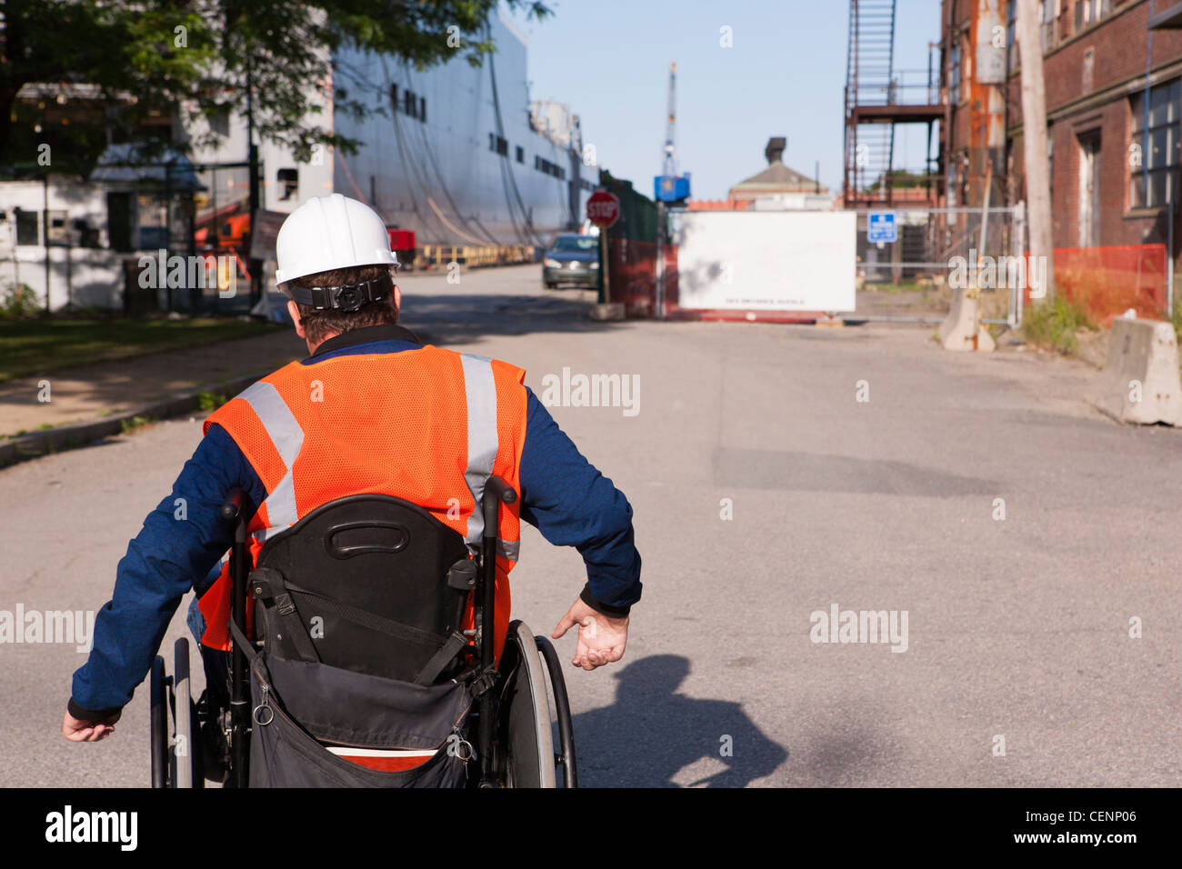 Transport-Ingenieur im Rollstuhl am Marine Werft Trockendock Stockfoto