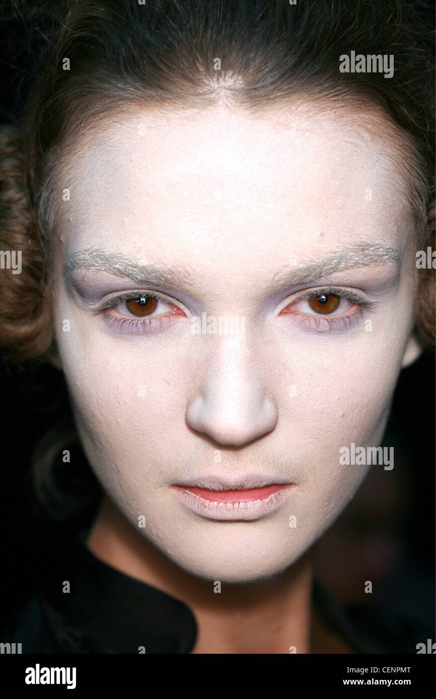 Alexander McQueen Backstage Paris bereit, tragen Frühling Sommer Nahaufnahme Gesicht des Brünette gespenstische weiße Frauengesicht Make-up, Brötchen Stockfoto