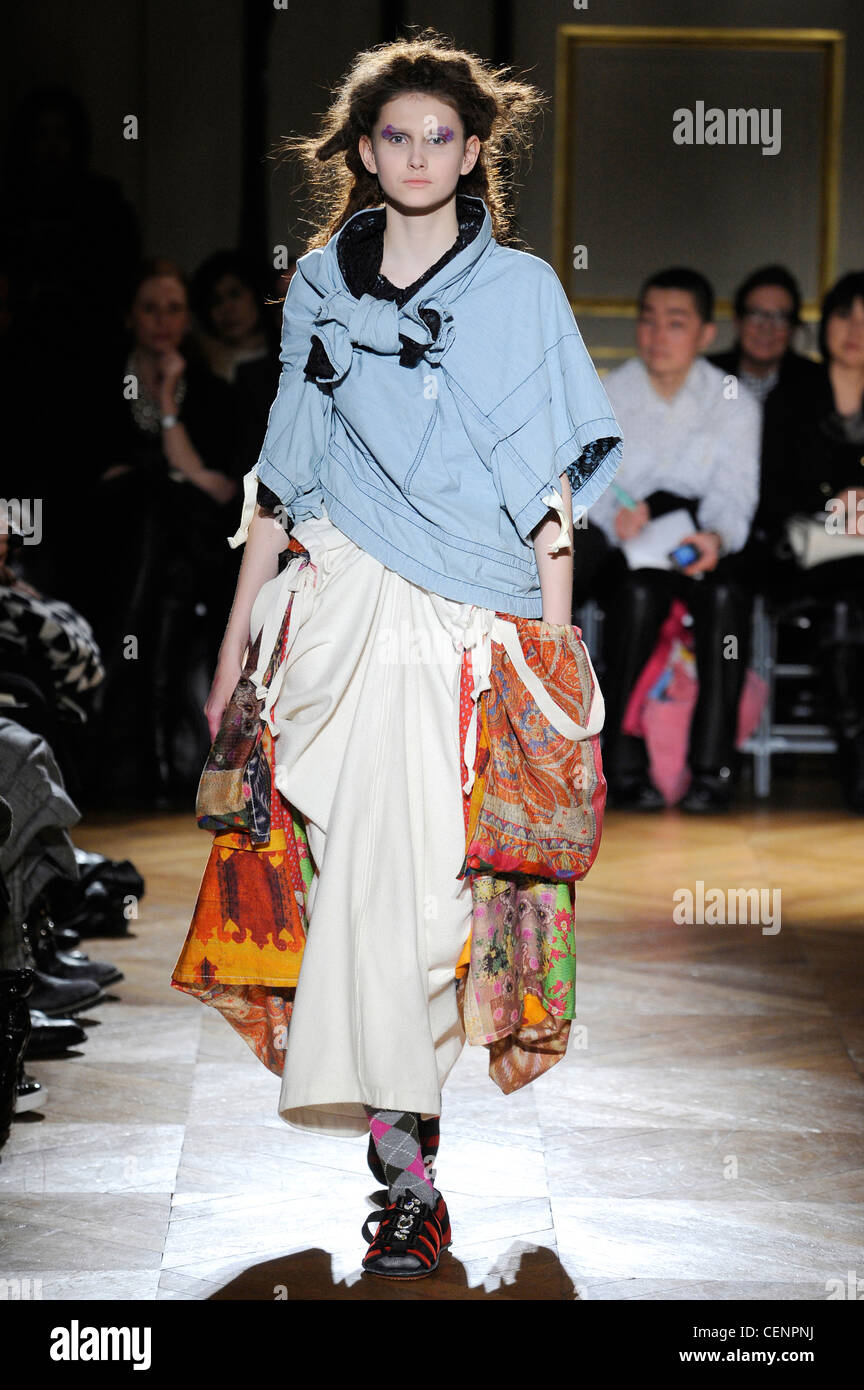 Tao Paris bereit, tragen Herbst Winter blau Oberteil, weiße übergroße Rock, gemusterten Rock, gemusterte Socken und Sandalen Stockfoto