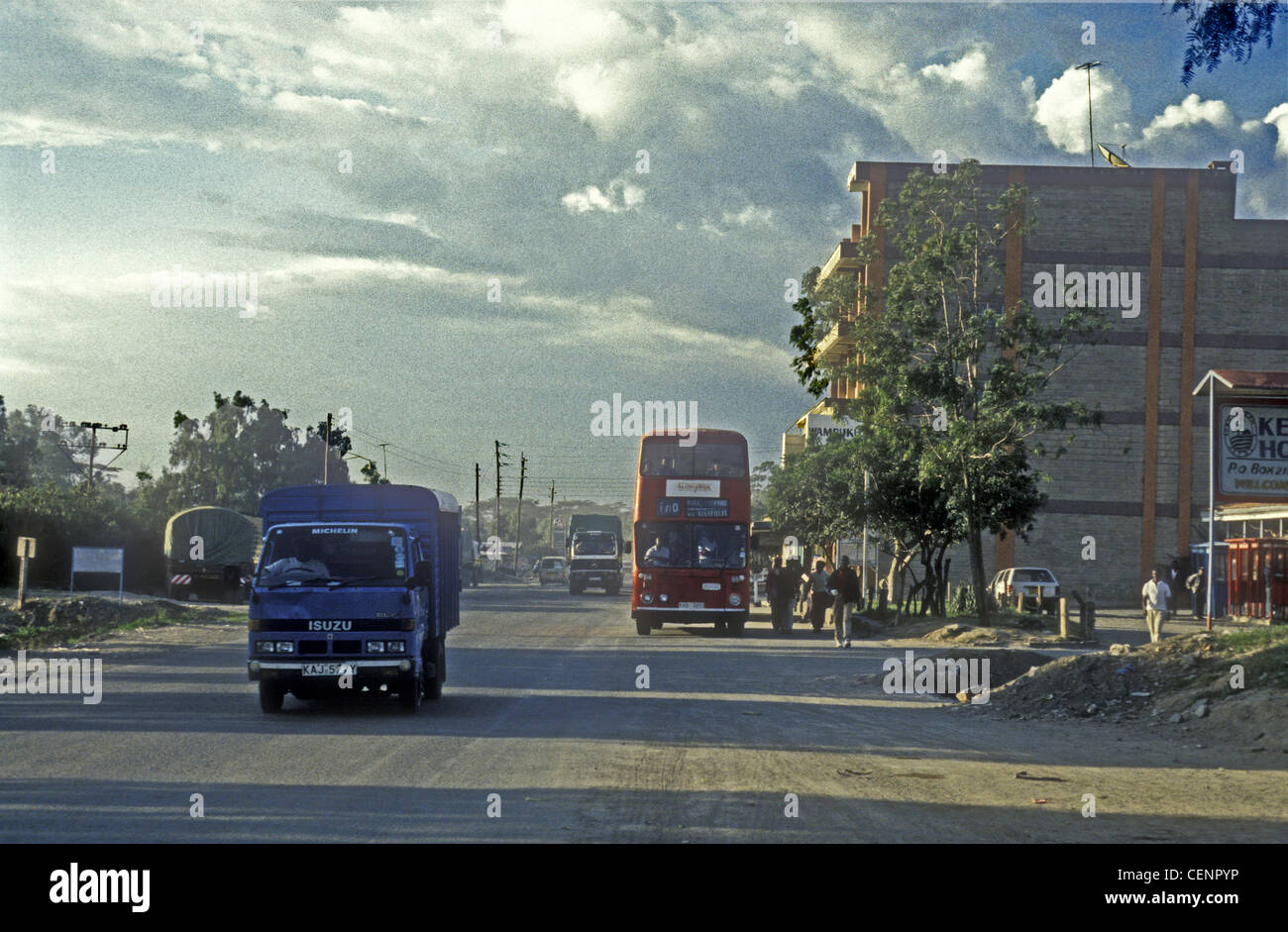 Main Street Naivasha Stadt Kenia mit Isuzu Truck und roten Doppeldecker britischen Bus für den Transport von Homegrown Personal Stockfoto
