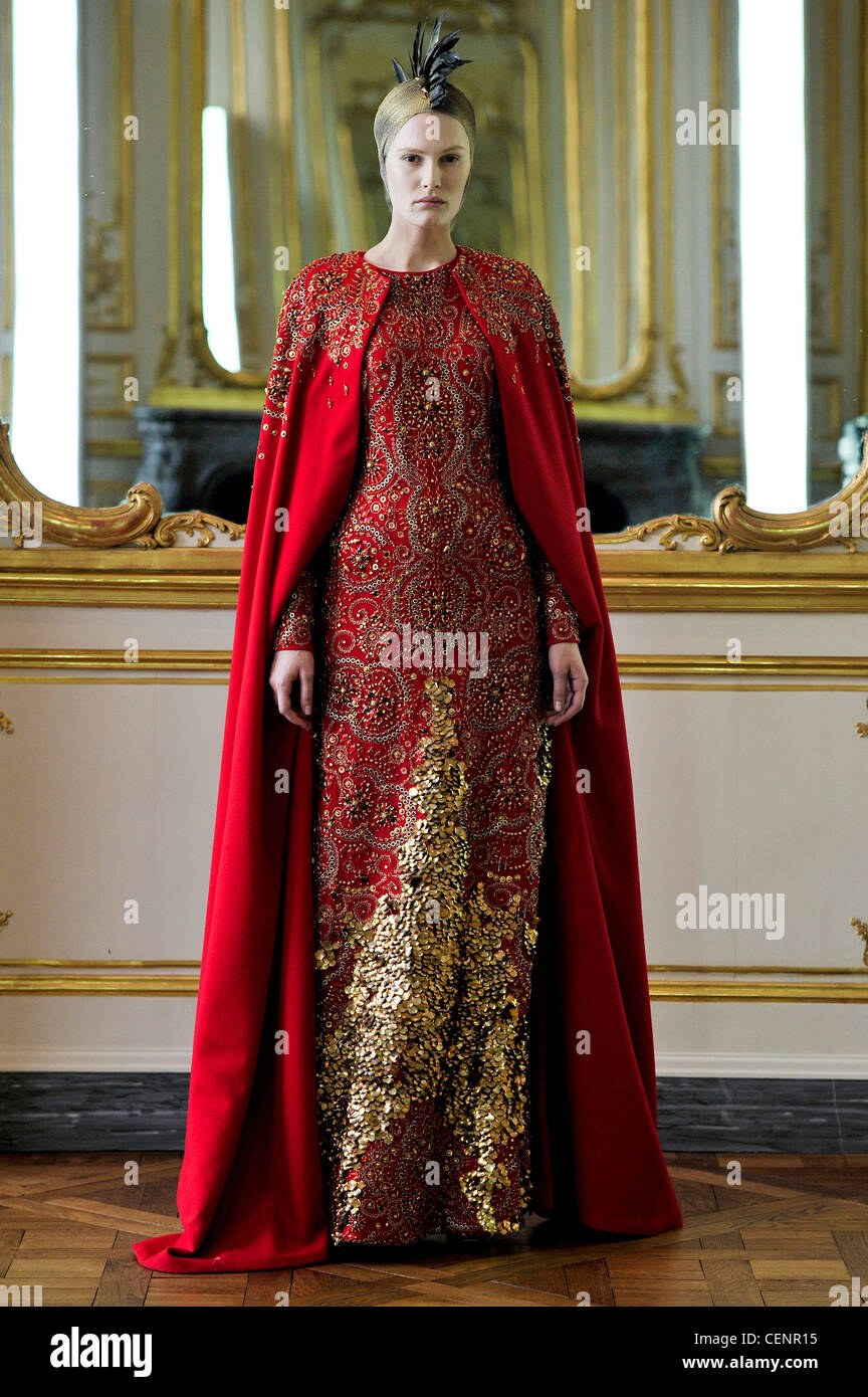 Alexander McQueen Paris bereit, tragen Herbst Winter endgültig zeigen  gefiederten Kopf Zubehör, Flolength rotes Kleid Verzierungen und  Stockfotografie - Alamy