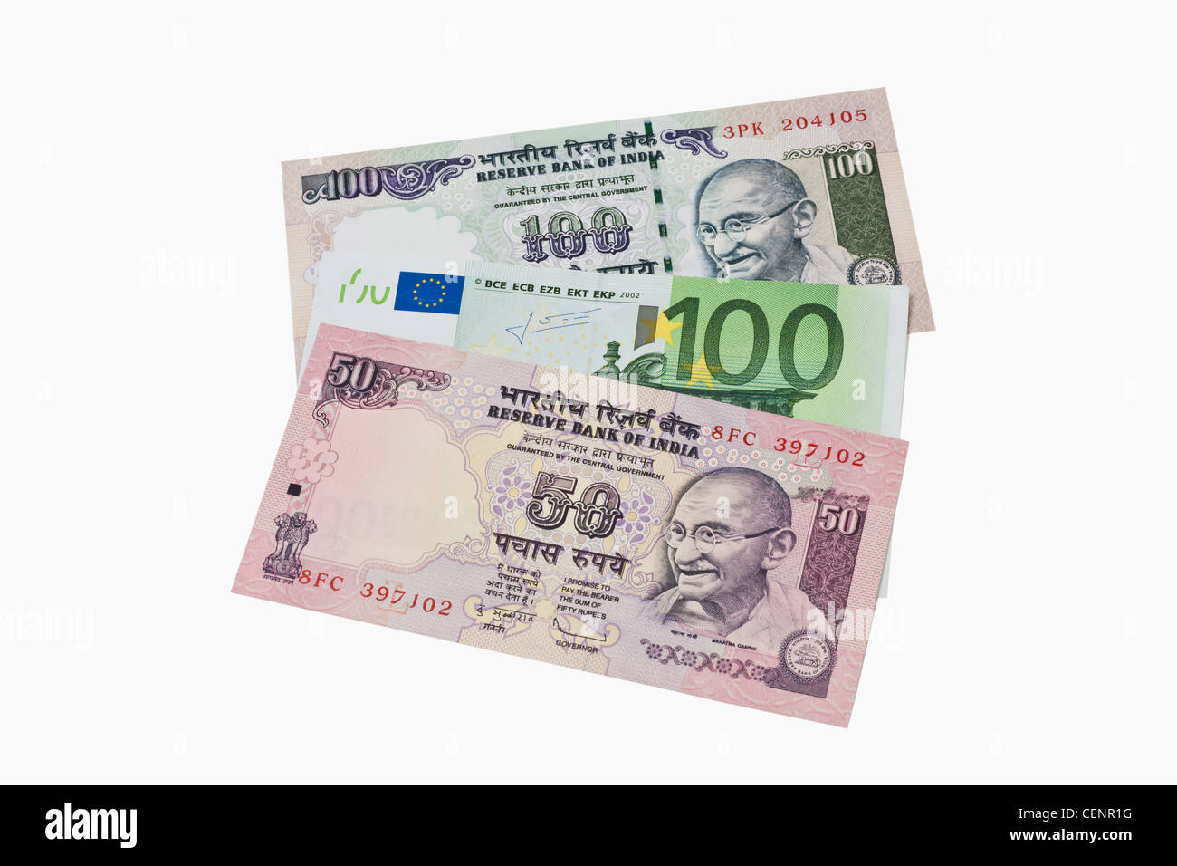 50 und 100 Rupien Bill mit dem Porträt von Mahatma Gandhi. In der Mitte liegt ein 100 Euro-Schein Stockfoto