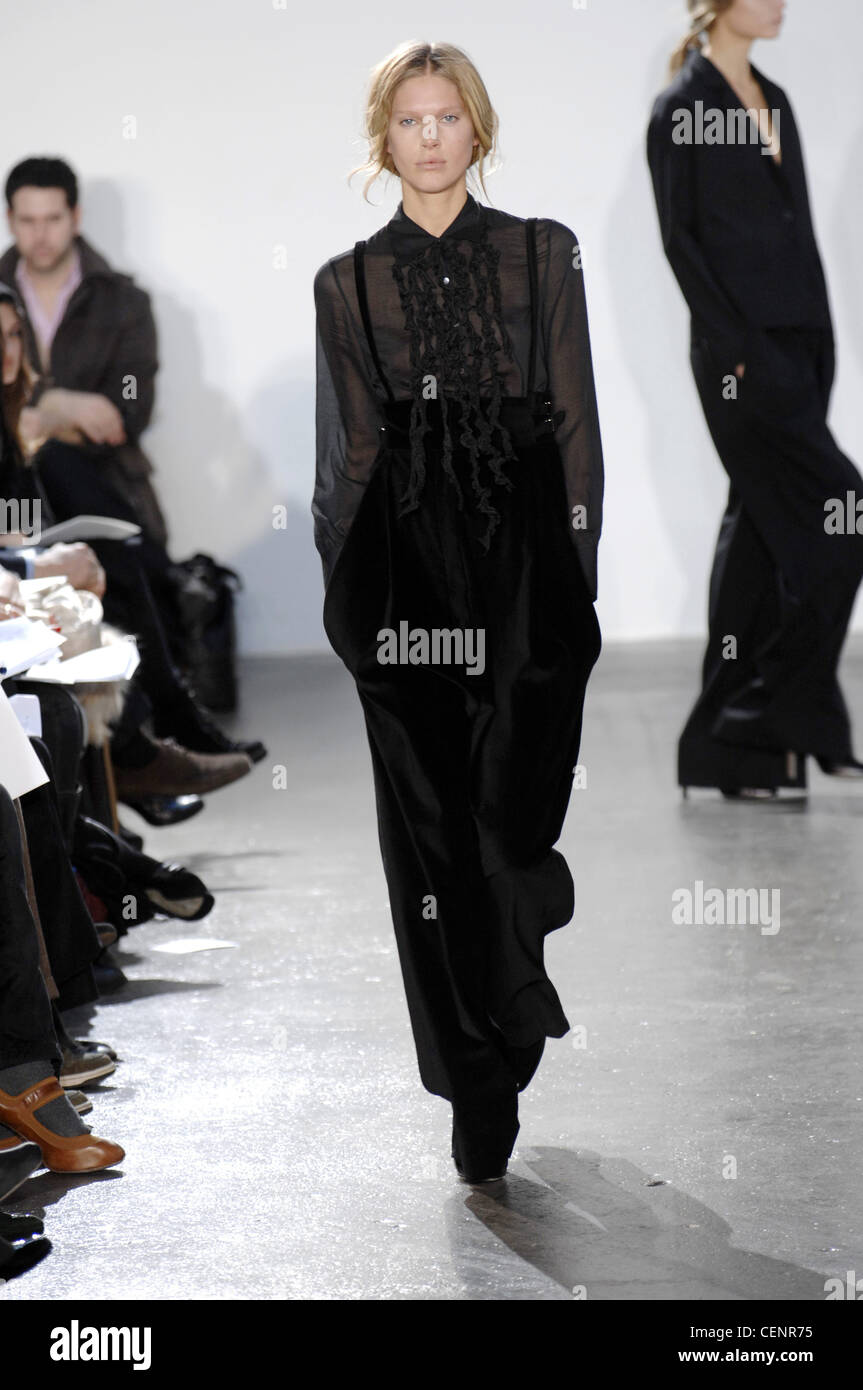 TSE New York bereit zu tragen Herbst Winter Modell Iselin Steiro blonde Haare tragen chiffon Langarm Hemd vorne Rüschen Stockfoto