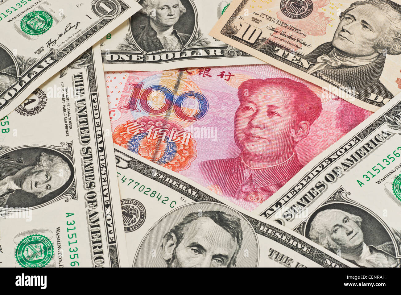 Viele US-Dollarnoten nebeneinander liegen. In der Mitte befindet sich ...