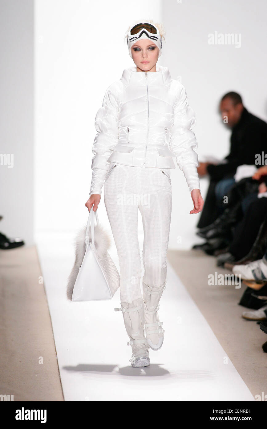 Model Jessica Stam tragen weiße irisierender Nähe passende Hose Reißverschlusstaschen, weiße ausgestattete Puffa Jacke erstickt in Taille und Stockfoto