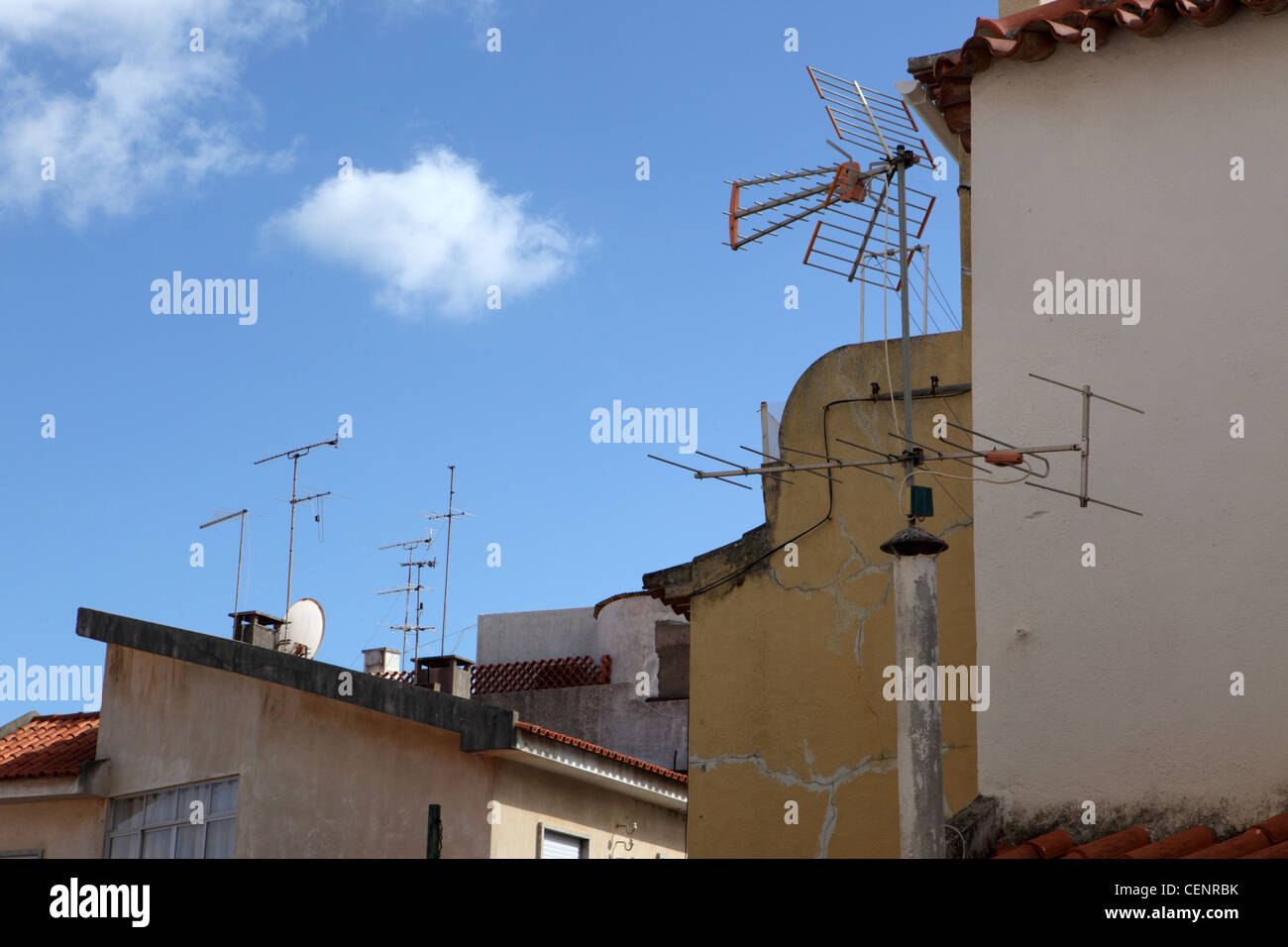 Fernsehen TV-Antennen auf den traditionellen Dächern mit Blus Himmel hinter Cascais Lissabon Portugal Stockfoto