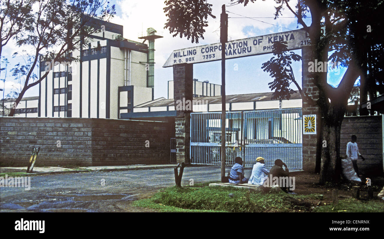 Haupttor zum Fräsen Corporation von Kenia Nakuru mit Mais Silos im Hintergrund Ugali Mais Mehl wird hier gemacht. Stockfoto