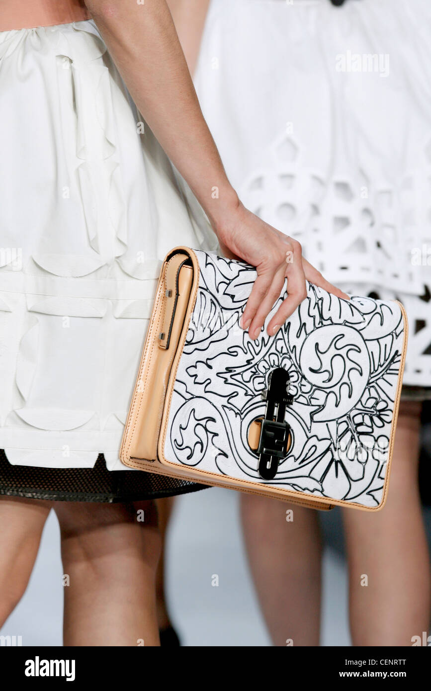 Fendi Mailand bereit zu tragen Frühling Sommer hautnah print Clutch-Tasche mit Creme Leder Stockfoto