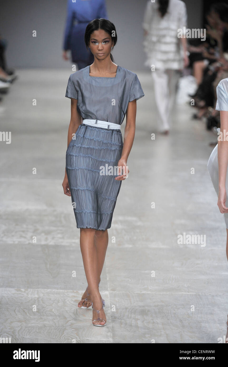 Aquascutum London bereit zu tragen Frühling Sommer American model Chanel Iman tragen blasse blaue Knie Länge Kleid Plissee detail Stockfoto