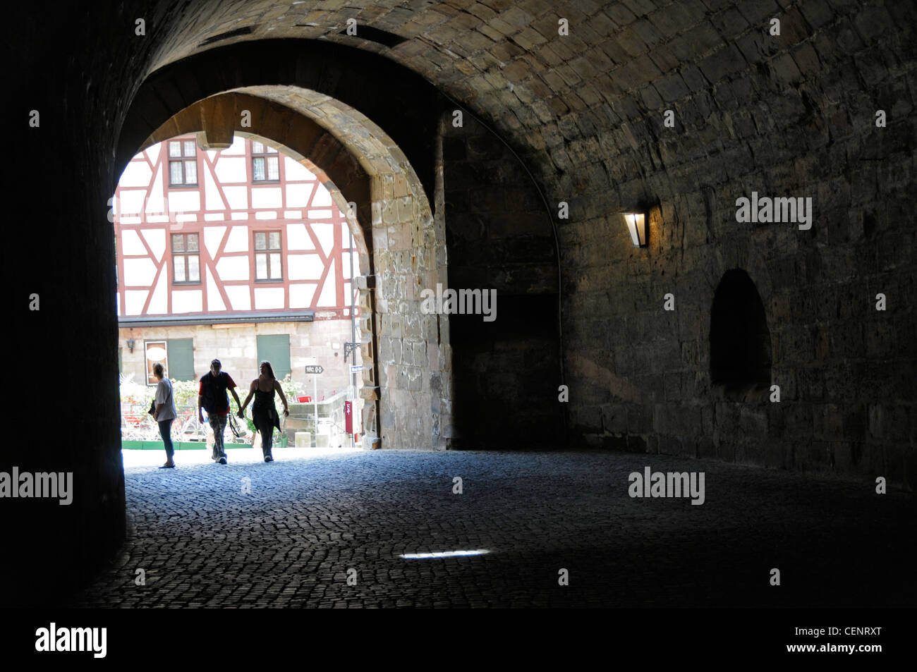 Durch die befestigte Stadtmauer, die in den Platz am Tiergärtnertor in Nürnberg führt. Der Platz ist sehr Stockfoto