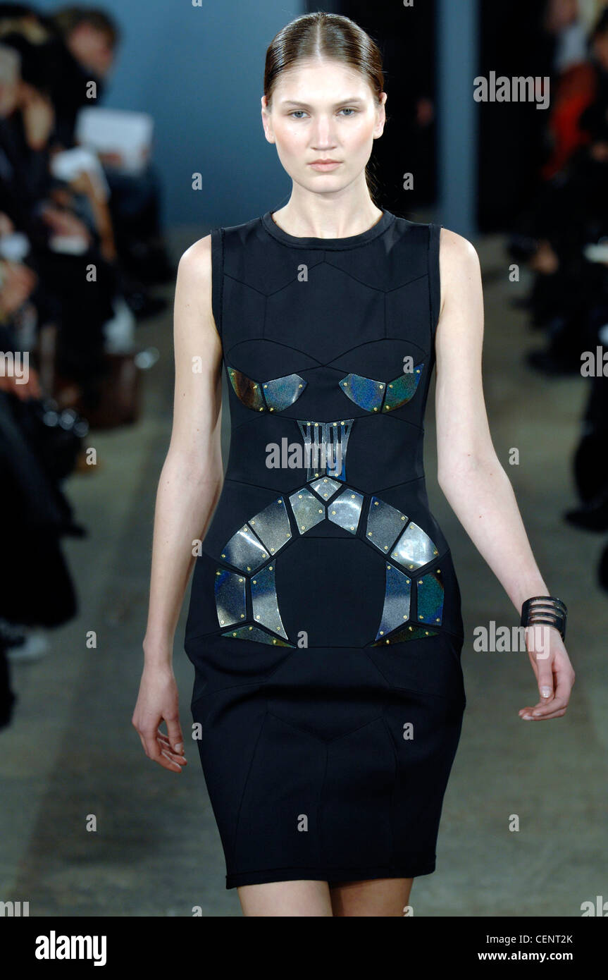 Model Heidi Verster tragen Schwarzes Etuikleid mit irisierender Metallplatten in das Mieder eingearbeitet Stockfoto