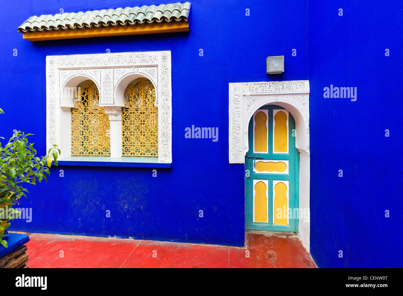 Tür in der Villa in der Mitte des Jardin Majorelle (Majorelle Garten), Marrakesch, Marokko, Nordafrika Stockfoto