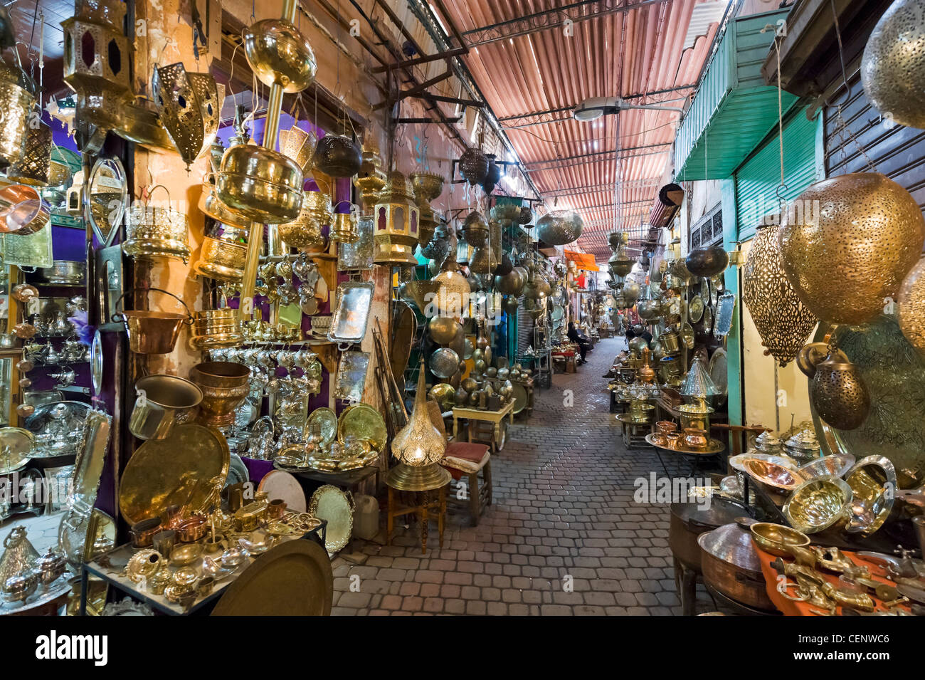 Läden, Metallarbeiten in den Souks, Stadtteil Medina, Marrakesch, Marokko, Nordafrika Stockfoto