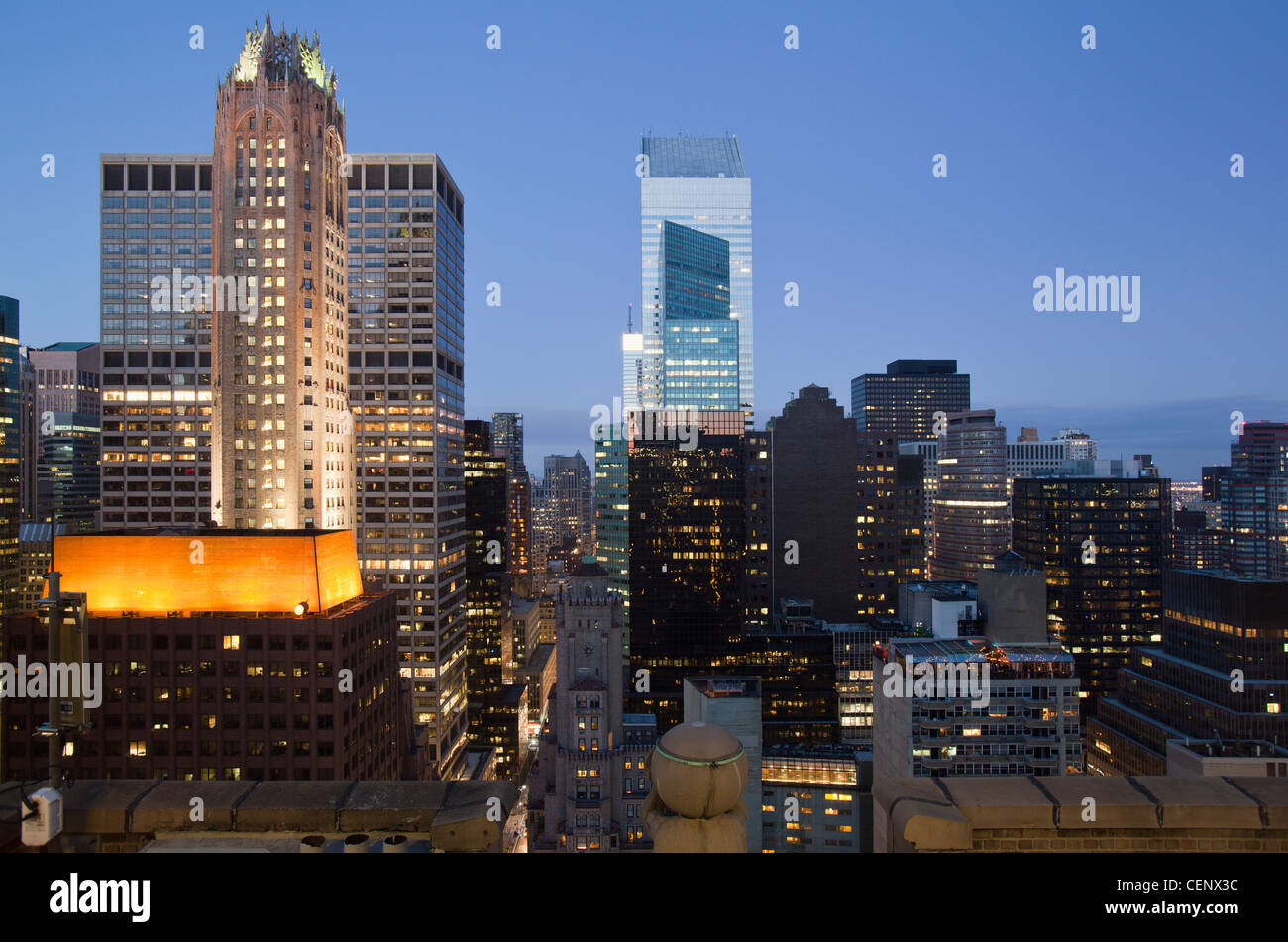 Gebäude leuchtet in der Dämmerung downtown Manhattan Blick nach Norden, New York City, New York State, USA Stockfoto